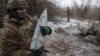 Un artilerist ucrainean din Brigada a 3-a de Asalt se pregătește să tragă un obuz de 152 mm cu inscripția „De la Ihor ca răzbunare pentru Mariupol”, în apropiere de Bahmut, 6 februarie.