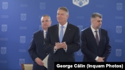 Fostul președinte al României, Klaus Iohannis, și foștii premieri Marcel Ciolacu (PSD) și Nicolae Ciucă (PNL).