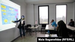 თათული შერვაშიძე უცხოელ სტუდენტებს ლექციას უკითხავს