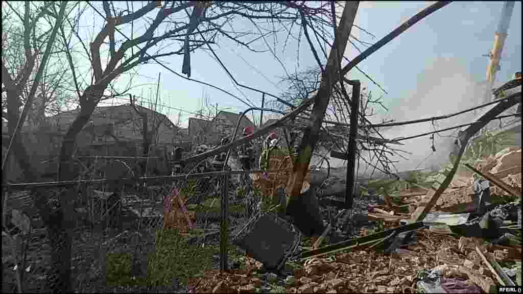 Echipele de intervenție lucrează la locul unui atac cu rachete rusești la Hmelnîțkîi, vestul Ucrainei, pe 21 martie. Autoritățile locale&nbsp;&nbsp;au relatat&nbsp; că o persoană a fost ucisă și mai multe rănite.