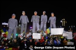 Imagini de la protestele din februarie 2017, după emiterea OUG 13, care aducea mai multe modificări Codului Penal, inclusiv prin introducerea unui prag de 200.000 de lei pentru sancționarea penală a abuzului în serviciu.