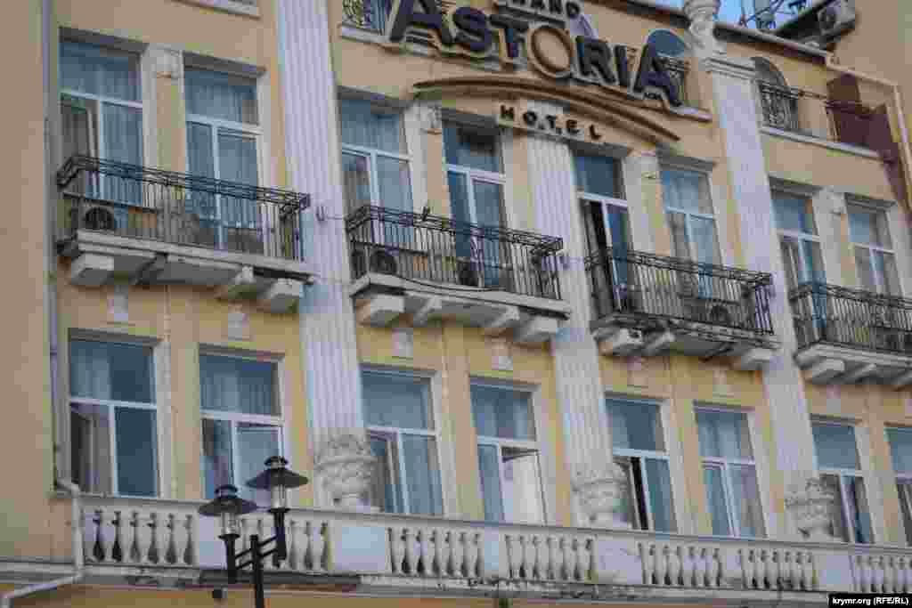 Hotelul Astoria în urma exploziei, cu mai multe ferestre și uși care par să fi fost deschise de unda de șoc. &bdquo;Putem vedea cât de puternică a fost explozia. După unda aceasta de șoc, este foarte greu de presupus că o navă s-ar mai putea ține la suprafață, pentru că nu a fost vorba de o rachetă, ci de detonarea unor muniții&quot;, a declarat Ihnat pentru RFE/RL.