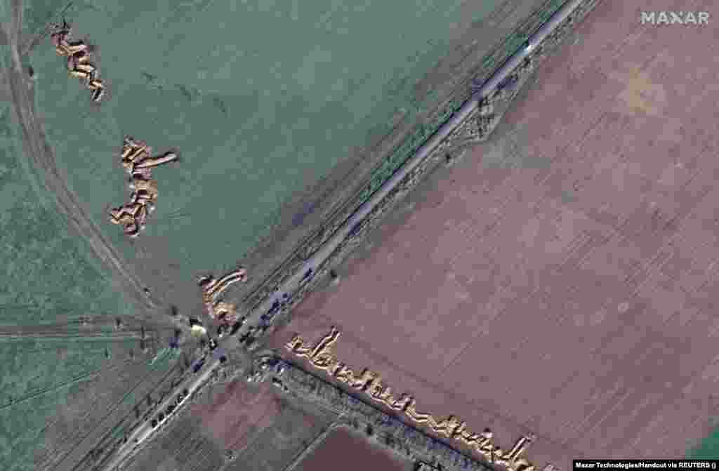 O imagine din satelit a fortificațiilor militare de la Medvedivka, în Crimeea ocupată de Rusia, din 3 ianuarie. O analiză a imaginilor din satelit realizată de RFE/RL a dezvăluit că Moscova a fortificat peninsula Crimeea în așteptarea unei contraofensive ucrainene în primăvară.