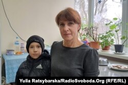 Valentina Romaniuk și fiul ei, la adăpostul din Dnipro