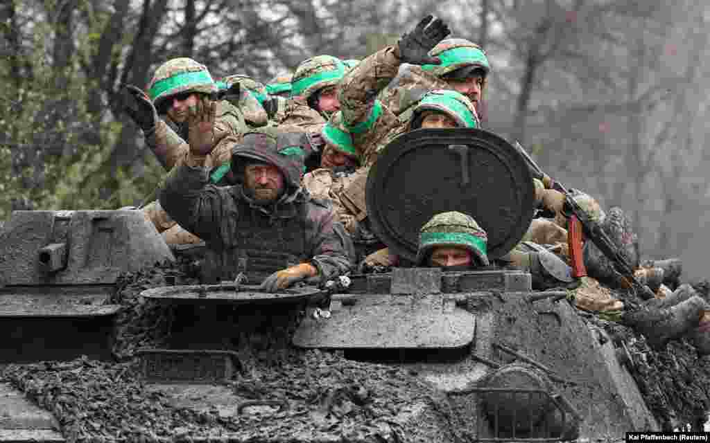 &bdquo;Lupte sângeroase fără precedent în ultimele decenii au loc în centrul orașului&rdquo;, a declarat Serhi Cerevati, purtător de cuvânt al comandamentului militar din estul Ucrainei. &bdquo;Soldații noștri fac totul în bătălii sângeroase și aprige pentru a măcina capacitatea de luptă (a inamicului) și a-i distruge moralul. În fiecare zi, în fiecare colț al acestui oraș, ei reușesc să facă acest lucru cu succes&quot;, a declarat el pentru postul de televiziune 1+1.