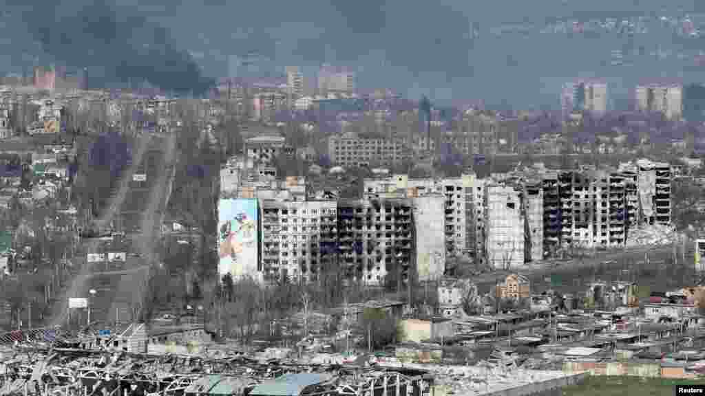 Kievul recunoaște că forțele sale au plătit un preț mare uman și material pentru apărarea &bdquo;Fortăreței Bahmut&quot;, oraș care în care locuiau aproximativ 70 de mii oameni înainte de război. S-a spus că această confruntare brutală pentru controlul orașului este cea mai sângeroasă bătălie de infanterie de la Al Doilea Război Mondial încoace.