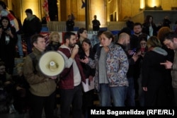 ნატა ფერაძე და სხვა აქტივისტები "აგენტების კანონის" წინააღმდეგ სამოქმედო გეგმაზე საუბრობენ.