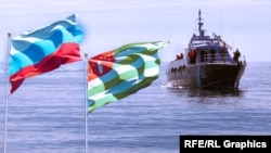 რუსეთის სამხედრო ხომალდი ოკუპირებული აფხაზეთისა და რუსეთის დროშების ფონზე - საილუსტრაციო ფოტო.