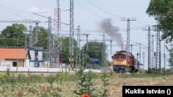 Még mindig dízelmozdony jár a Szeged–Röszke vasútvonalon, máig nincs kész a villamosítás