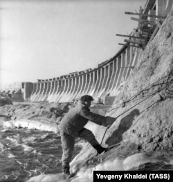 Un muncitor fotografiat în 1946, în timpul reconstrucției barajului