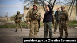 Președintele ucrainean Volodimir Zelenski a vizitat pozițiile avansate ale armatei ucrainene din Avdiivka la 18 aprilie.