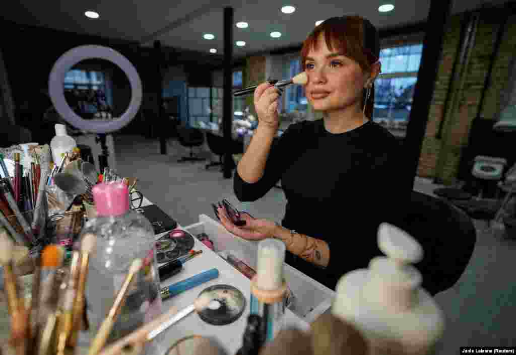 Esteticiana Irinei, Anastasia Subaceva, care locuiește acum în Vilnius, Lituania, își amintește seara din aprilie când a dat peste o postare pe rețelele de socializare care arăta mâna fără viață. &bdquo;M-am uitat prin mesajele noastre și am comparat pozele pe care i le-am făcut cu acea imagine. Și era ea. Am început să țip.... Am plâns pe umărul mamei mele, mă simțeam pustie și rănită de moarte.&rdquo;