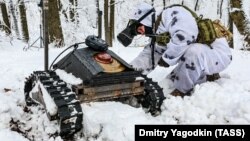 Februarie 2024 - Un soldat rus testează o dronă terestră în regiunea ucraineană Donețk.