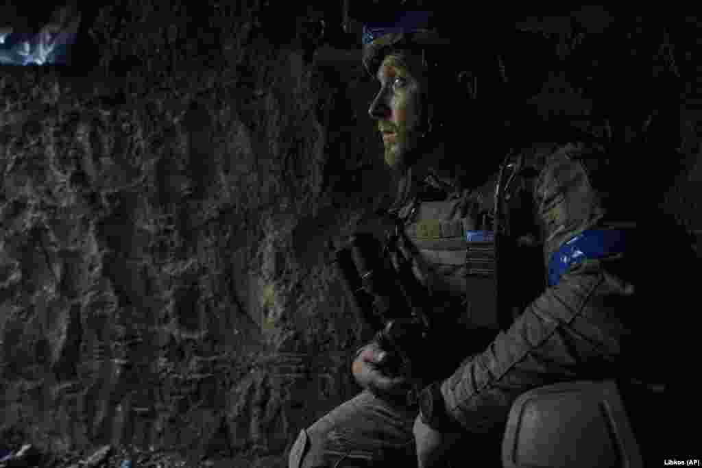 Un soldat al Brigăzii a 3-a de asalt separat din Ucraina se uită către inamic din tranșeele de lângă Bahmut, locul unor lupte crâncene cu forțele ruse în regiunea Donețk, Ucraina, 4 septembrie 2023