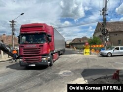 Partea de oraș dinspre Cluj-Napoca este intens străbătută de TIR-uri, multe dintre ele care folosesc nodul de autostradă de la Turda spre Târgu-Mureș, pentru deplasarea pe drumul rapid spre Sebeș și de acolo spre sudul țării, prin Sibiu, respectiv spre Vest, prin Deva.