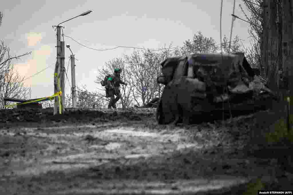 Un soldat ucrainean adăpostindu-se de bombardamentele rusești în Bahmut.