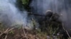 Un soldat ucrainean trage cu un lansator de grenade antitanc pe linia frontului, lângă orașul Bahmut, regiunea Donețk, pe 13 iulie.