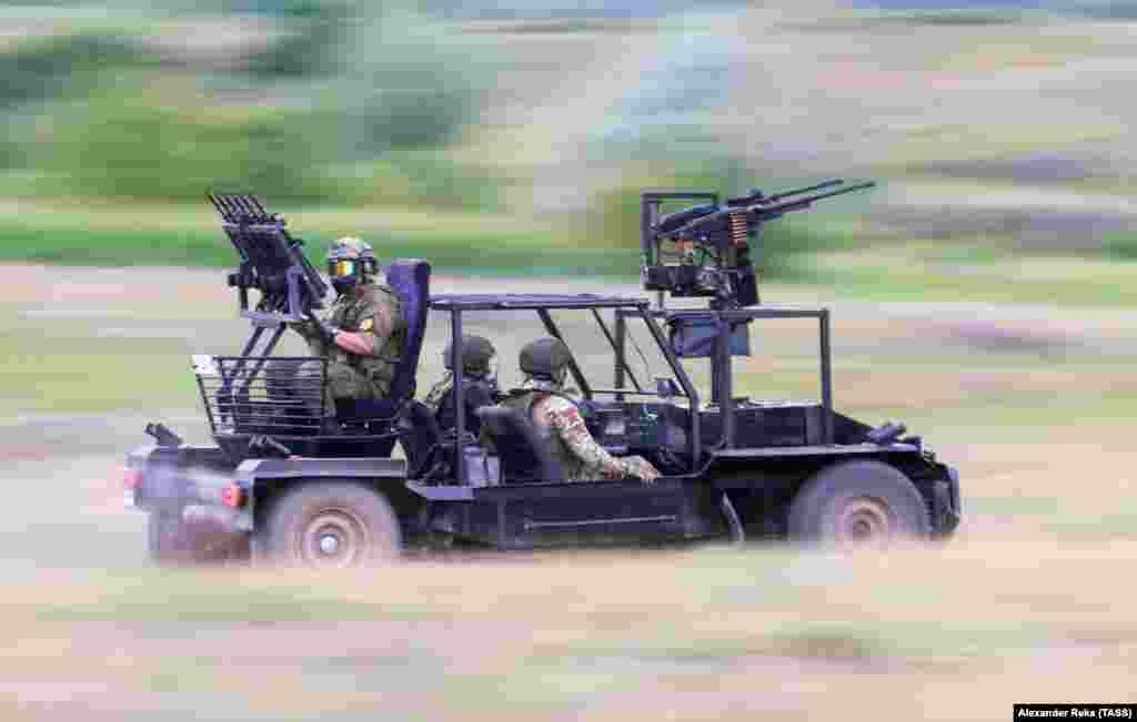 Un &bdquo;buggy anti-drone&rdquo; testat de trupele ruse în Ucraina în iunie 2024. Pe un șasiu ușor sunt montate mai multe arme automate și mitraliere nespecificate, dar și lansatoare de grenade, în partea din față și din spate a vehiculului.