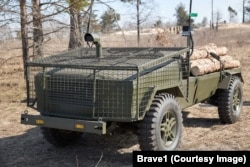 Un vehicul fără pilot care transportă încărcături în timpul testelor efectuate de organizația Brave1 din Ucraina