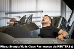 Президент Украины Владимир Зеленский сидит в датском истребителе F-16 на авиабазе Скридструп. Дания, 20 августа 2023 года