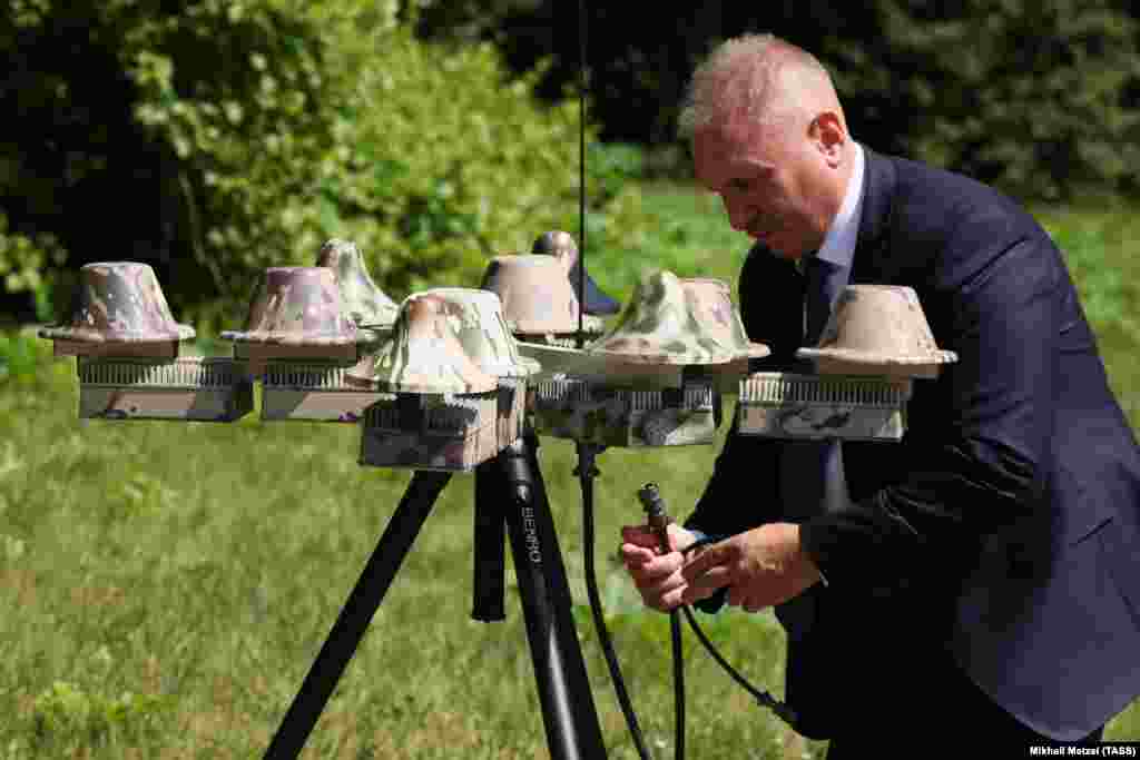 Un sistem de război electronic &bdquo;anti-drone&rdquo; montat pe un tripod este prezentat la Moscova în iunie 2023.