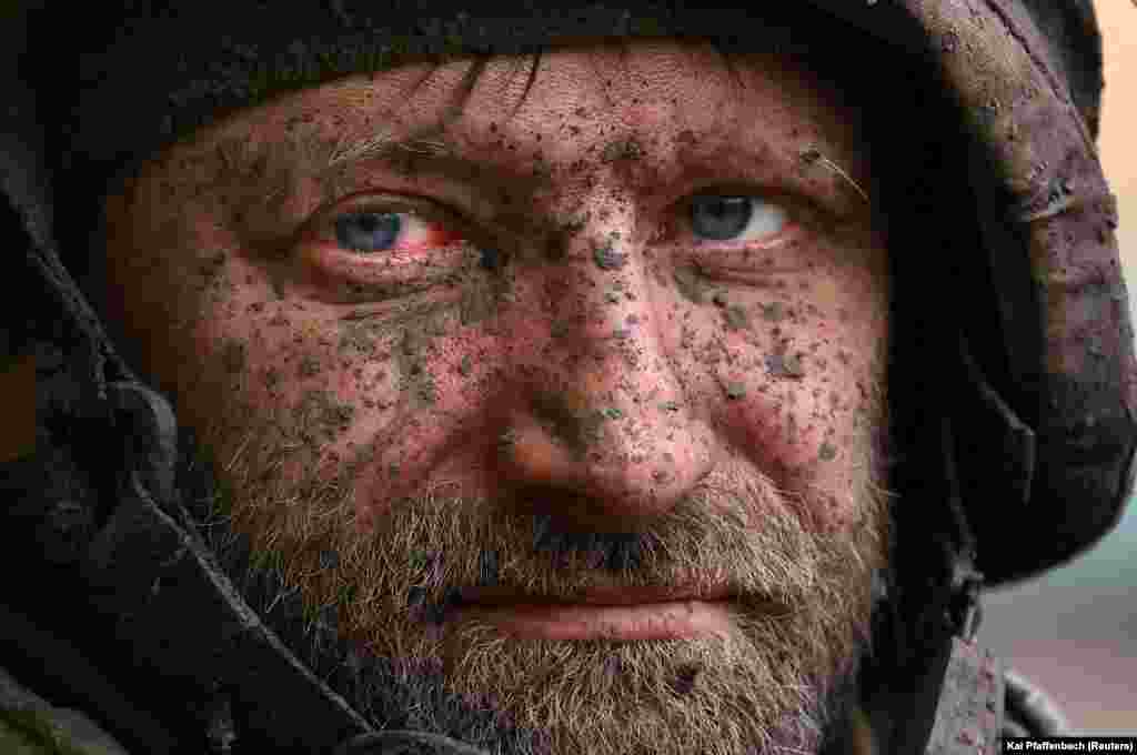 Noroiul tranșeelor pe fața unui soldat ucrainean întors din luptă în apropiere de Bahmut pe 15 aprilie. Militarii ucraineni încă mai controlează orașul Bahmut, aflat sub asediu în estul țării, în ciuda luptelor intens brutale dintre forțele militare ucrainene și cele rusești.
