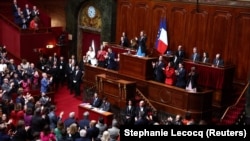 Претседателката на парламентот Јаел Браун-Пивет им аплаудира на пратениците откако го изгласа правото на абортус во Уставот, 4 март 2024 