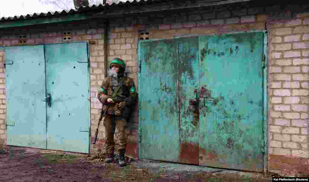 Un militar ucrainean fumează o țigară la întoarcerea de pe linia frontului de lângă Bahmut, la 15 aprilie. Ucraina a dat de înțeles că va lansa, în curând, o contraofensivă pentru a recupera mai multe teritorii. Cu toate acestea, declanșarea contraofensivei a fost întârziată din mai multe motive, inclusiv condițiile meteorologice, livrările lente de echipamente militare și o cantitate insuficientă de muniție, spun autoritățile de la Kiev.