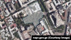 წითელი ხაზებით მონიშნულია ის ადგილი, სადაც მთავრობა აპირებს ახალი სკვერის მოწყობას, მწვანე ხაზებით - უკვე არსებული, პირველი რესპუბლიკის პარკი. თბილისის მერიამ ამ პარკის მოსაწყობად საპროექტო დოკუმენტაციის ტენდერი რამდენიმე დღის წინ გამოაცხადა და ამ სერვისში 338 983 ლარს იხდის.