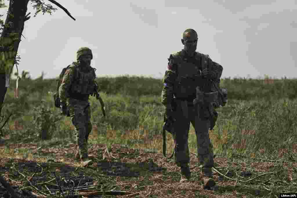 Soldații ucraineni se îndreaptă spre pozițiile lor. Forțele Kievului din sud-estul regiunii Zaporojie au străpuns formidabilele obstacole defensive rusești, potrivit unui grup de cercetare cu sediul în SUA.