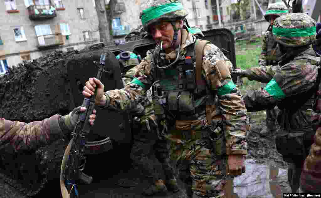 În timp ce luptele intense continuă fără încetare, forțele de la Kiev își rotesc militarii, ducându-i într-o zonă nedezvăluită pentru a le oferi un timp de odihnă și recuperare atât de necesar înainte de a fi trimise din nou în luptă.