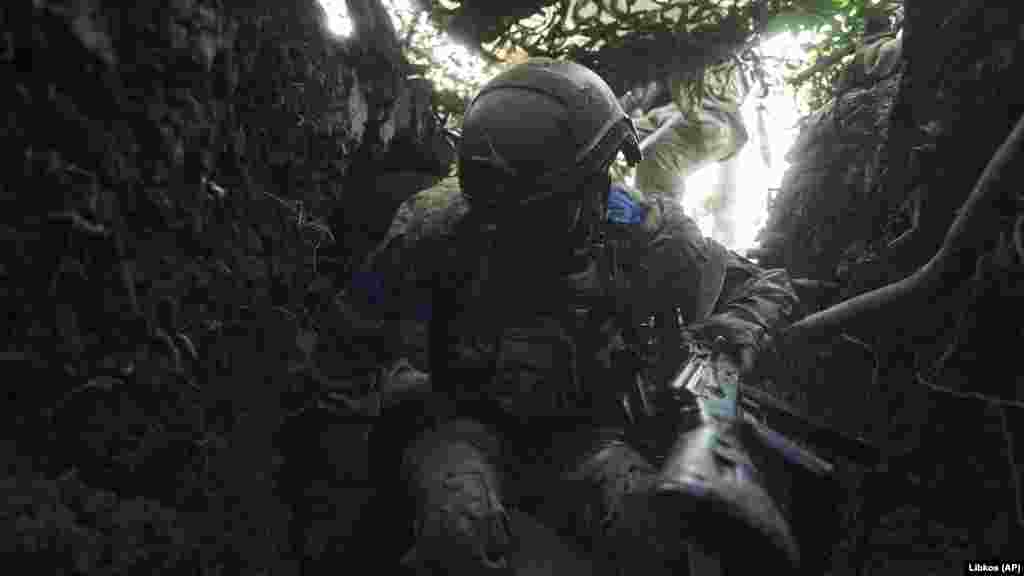 Un soldat ucrainean se adăpostește în tranșee pentru a scăpa de bombardamentele rusești. &bdquo;Principala noastră sarcină este să asigurăm o apărare fiabilă, să prevenim pierderea forturilor și a pozițiilor noastre în direcțiile Kupiansk și Liman, precum și să înaintăm cu succes și să ajungem la liniile desemnate în direcția Bahmut&quot;, a declarat Sîrski.