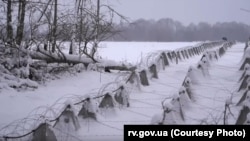 Фартыфікацыі на мяжы зь Беларусьсю ў Ровенскай вобласьці, люты 2024. Ілюстрацыйнае фота