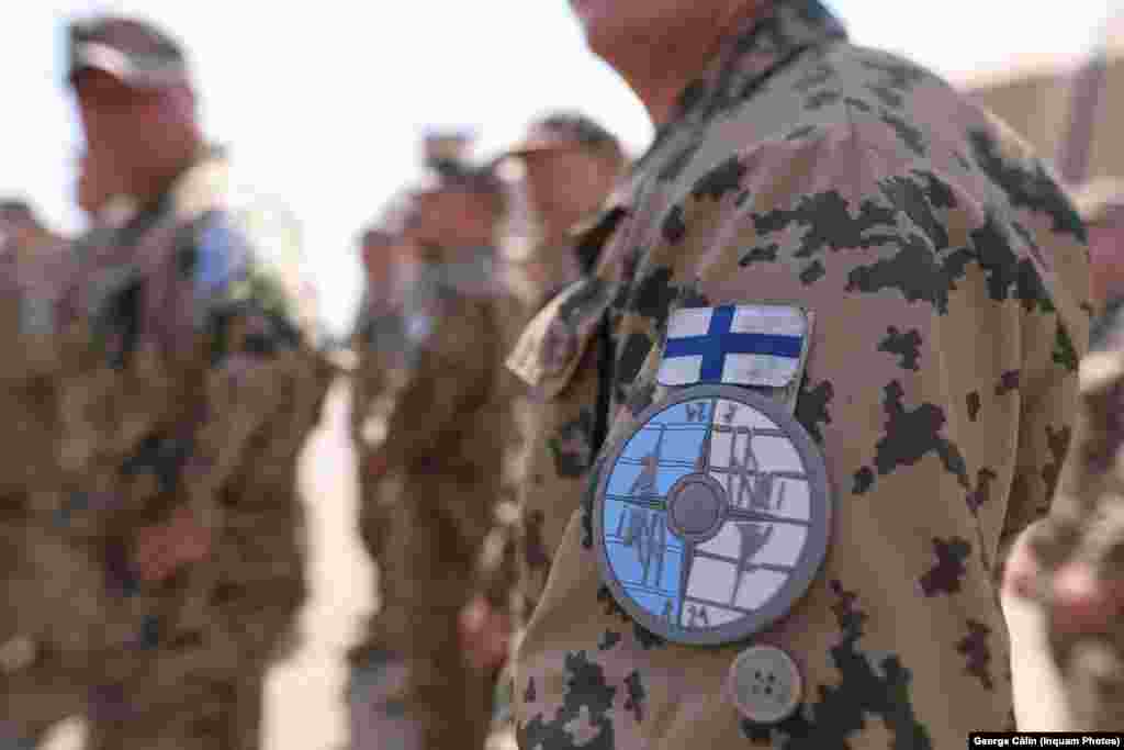 Cei&nbsp;aproximativ 90 de militari finlandezi şi cele șapte aeronave F-18 Hornet îi înlocuiesc în misiunile de poliție aeriană pe militarii din Turcia. &bdquo;Sunt sigur că, în timpul acestei misiuni sporite de poliție aeriană, integrarea noastră în NATO va face un mare pas înainte&rdquo;, a spus Johan Anttila, comandantul escadrilei aeriene finlandeze Karelia.