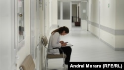 Un medic rezident pe holurile Spitalului „Sfânta Treime” din Chișinău.