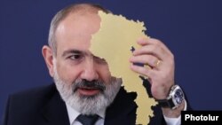 პრემიერ-მინისტრი ნიკოლ ფაშინიანი პრესკონფერენციაზე ჟურნალისტებს სომხეთის რუკას უჩვენებს, 2024 წლის 12 მარტი, ერევანი