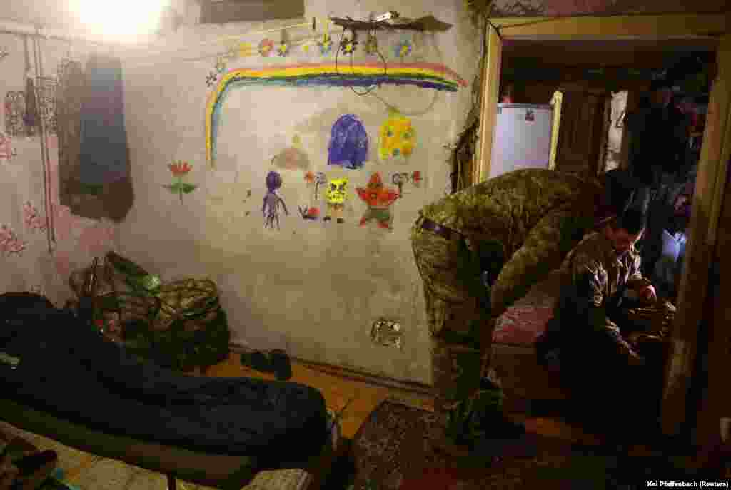 Soldați ucraineni odihnindu-se într-un adăpost pe 14 aprilie. Deși preluarea controlului asupra &bdquo;mașinii de tocat&rdquo; de la Bahmut, unde se estimează că au murit mii de soldați de ambele părți, ar fi o victorie, în mare măsură, simbolică pentru Moscova, aceasta ar permite trupelor rusești să se concentreze asupra garnizoanelor ucrainene din jurul orașului Ceasiv Iar și, mai departe, în regiunea Donețk, unde se află Kramatorsk și Sloviansk.