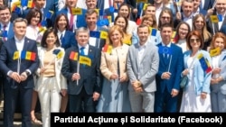 Dinu Plîngău (în primul rând, al patrulea din dreapta), lângă fruntașii PAS: Igor Grosu, Doina Gherman și Mihai Popșoi, în ziua în care partidul a depus actele la CEC pentru a fi înregistrat în calitate de concurent electoral, Chișinău, 20 iulie 2025