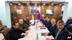 უკრაინისა და რუსეთის დელეგაციებს შორის მოლაპარაკებები. ბელოვეჟის ტევრი, 7 მარტი.