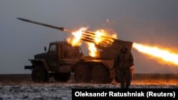 Militari ucraineni trag cu un sistem de rachete BM-21 Grad spre pozițiile rusești din apropierea orașului Bahmut, regiunea Donețk, 15 ianuarie 2023