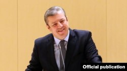 Члены парламента, как большинства, так и меньшинства, задали 28 вопросов Квирикашвили после его краткой программной речи, которая была всем хорошо известна еще со вчерашних комитетских слушаний