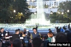 ქალაქის მერი ვაკის პარკის გახსნაზე მედიასთან განახლებული შადრევნების ფონზე საუბრობს. 12 ოქტომბერი, 2022 წელი