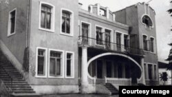 Вилла полковника Аверкиева относилась к числу тех исторических зданий, которые делают облик Сухума. Красивый дом в стиле модерн был построен итальянским архитектором в 1905 году