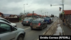 Între orele 7-8 spre sensul de mers spere Cluj și 17-19 din oraș spre Florești traficul rutier devine foarte aglomerat; atât pe DN1, care leagă localitățile, cât și pe străduțele comunei.