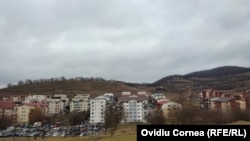 Blocurile au „mușcat” și din dealurile din apropiere.