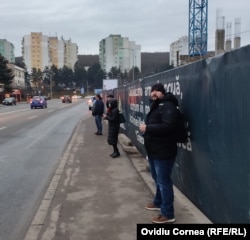 Ionuț Botiș ia zilnic două autobuze pentru a ajunge la lucru din Florești în Cluj.
