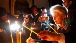 Председатель Еврокомиссии Урсула фон дер Ляйен в церкви в Буче на зажжении свеч в память о погибших. 8 апреля 2022 года