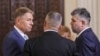 Președintele Klaus Iohannis încearcă să îi convingă pe partenerii europeni să preseze Austria pentru un vot pozitiv în privința extinderii spațiului Schengen pentru România. Imagine de arhivă cu președintele, cu premierul (cu spatele) și liderul PSD (dreapta). 