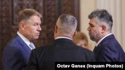 Președintele Klaus Iohannis încearcă să îi convingă pe partenerii europeni să preseze Austria pentru un vot pozitiv în privința extinderii spațiului Schengen pentru România. Imagine de arhivă cu președintele, cu premierul (cu spatele) și liderul PSD (dreapta). 