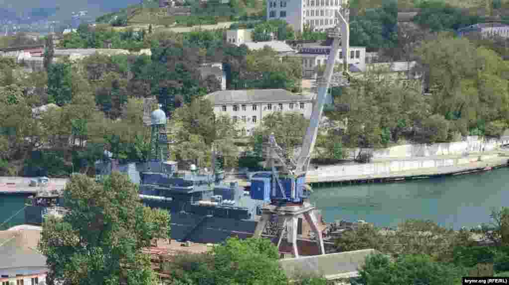 O fotografie a navei Novocerkassk din 20 mai, în timp ce se afla în reparații la șantierul naval din Crimeea ocupată de Rusia. Comandantul forțelor aeriene ucrainene, generalul-locotenent Mikola Oleșciuk, scria într-o postare pe Telegram că &bdquo;flota navală a Rusiei este din ce în ce mai mică&rdquo; și a sugerat că avioanele ucrainene au fost implicate, dar nu a oferit alte detalii.